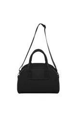 Cartera tipo bowling bag color negro, con asas superiores y correa ajustable para el hombro. Presenta un diseño acolchado con costuras verticales en la parte inferior y un bolsillo frontal con cierre.