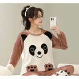 Conjunto de pijama de dos piezas confeccionado en tela de plush suave y abrigada. Incluye una remera de manga larga con diseño estampado de Totoro y pantalón largo a juego con puños en contraste.