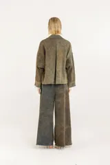 Blazer boxy reversible con bolsillos, confeccionado en denim de algodón puro, con teñido degradé irregular hecho a mano con aerógrafo y lavado a la piedra. Presenta solapas, cierre de un botón, hombros caídos, largo a la cadera y puños con bordes deshilachados.