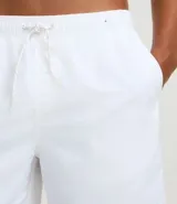 Bermuda básica masculina de microfibra en color negro, con cintura elástica ajustable mediante cordón y bolsillos laterales.