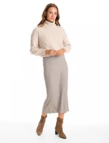 Falda midi de tejido con lurex, color beige, con pretina ancha elastizada y tajo en el ruedo trasero.