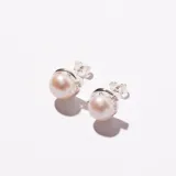 Aros tipo caravana con perlas rosadas y engarce de plata enchapada.