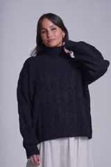 Sweater tejido color crudo con cuello alto y diseño de ochos.