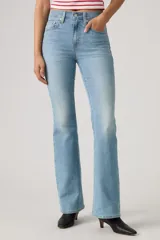 Jeans de tiro alto con corte acampanado, confeccionados en denim de lavado claro. Presentan cierre de botón y cremallera, con diseño clásico de cinco bolsillos.