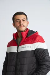 Campera puffer de abrigo con diseño tricolor en bloques horizontales rojo, blanco y negro. Cuenta con capucha desmontable, cierre frontal completo y logo de la marca estampado en el pecho.