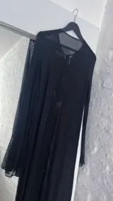 Top negro de microtul con escote en V y tiras finas regulables.