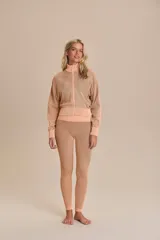 Calza gris con textura acanalada y recortes estratégicos a lo largo de la pierna.