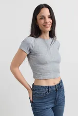 Remera crop top de manga corta y cuello redondo, confeccionada en tejido acanalado de algodón con elastano, de ajuste al cuerpo.