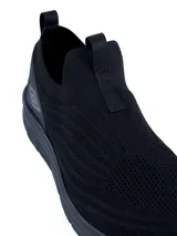 Championes deportivos Umbro modelo Glide, de diseño slip-on en color negro, confeccionados en tejido de punto transpirable con suela de goma amortiguada y detalle de logo en el lateral.