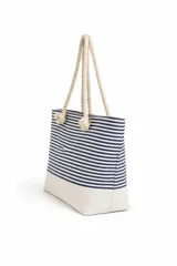 Bolso de tela tipo tote bag con estampado de rayas horizontales azules y blancas, y base de color beige. Tiene asas de cuerda de color beige.