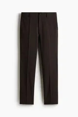 Pantalón sastrero de corte slim fit en color marrón, con pliegues frontales, cierre de botón y trabillas para cinturón.