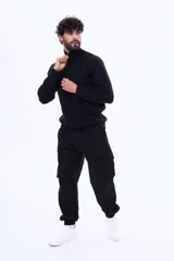 Buzo tejido de punto acanalado en color gris, con cuello alto y cierre frontal parcial. Presenta puños y ruedo elásticos.