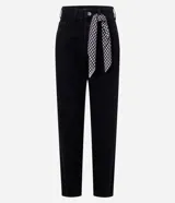 Pantalón mom jeans negro con trabillas en la cintura, cierre con botón y cremallera, bolsillos delanteros y traseros, y pañuelo estampado de cuadros vichy atado a la cintura.
