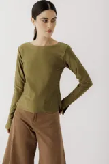 Remera de manga larga con cuello bote, confeccionada en tejido de algodón. Presenta un corte recto y aberturas laterales en los puños.