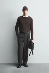 Jersey de punto regular fit, confeccionado en una mezcla de lana y algodón. Presenta cuello redondo, manga larga y terminaciones en rib.