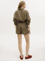 Short de lino sublimado con estampado a rayas en tonos tostado, rojo y celeste, de corte estilo bóxer con pretina elástica.