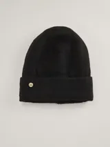 Gorro tipo beanie de lana color gris con vuelta y detalle de chapa metálica circular con logo de la marca en el frente.
