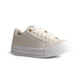 Championes urbanos de plataforma Via Marte, color blanco, con diseño acolchado y monograma grabado en los laterales. Presenta cordones al tono y detalle de aplique metálico con strass en la parte superior.