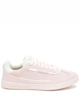 Sneaker de estilo retro con puntera en T, confeccionada en cuero gamuzado color rosado. Presenta detalles en blanco en el talón y laterales, cierre con cordones y suela de goma al tono con textura hexagonal.