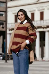 Sweater de punto con diseño de rayas horizontales anchas en tonos marrón y bordó, de corte holgado y cuello redondo.