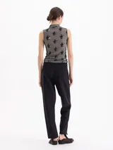 Pantalón de punto liso color gris, de corte recto y silueta relajada. Presenta cintura alta con cinto integrado, bolsillos aplicados en el delantero y tajos frontales en el ruedo.