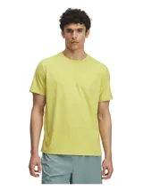 Remera deportiva Under Armour Launch Elite para hombre, color amarillo verdoso, de corte clásico, mangas cortas y cuello redondo. Confeccionada con tejido ligero y transpirable que absorbe la humedad y mantiene la frescura durante el ejercicio. Presenta perforaciones laterales para mayor ventilación y logo de la marca en el pecho.