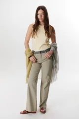 Jean de corte recto en color verde oliva, con pretina en contraste de color gris oscuro. Presenta un diseño de tiro medio con cierre de botón y pequeño tajo en el ruedo.