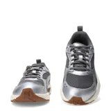 Championes Puma modelo Milenio Tech Lt, de diseño retro inspirado en los años 2000, en color gris y plateado con base blanca y suela de goma marrón.