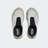 Championes de trail running Norda modelo 003, diseño sin cordones con capellada de material Bio-Dyneema elástico. Presenta una combinación de colores gris, blanco y negro con entresuela robusta de diseño técnico y suela Vibram de alto agarre.
