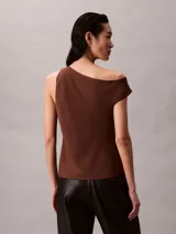 Top Calvin Klein de crepé de poliéster en color marrón, con diseño asimétrico de un solo hombro y detalle fruncido en el lateral.