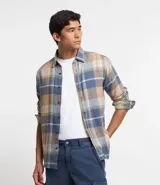 Bermuda cargo de algodón color blanco, con bolsillos laterales y traseros, cierre con botón y cremallera.