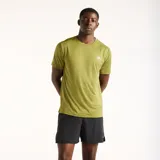 Remera deportiva New Balance de manga corta y cuello redondo, color verde oliva, confeccionada en tejido transpirable de poliéster reciclado. Cuenta con detalles reflectantes de la marca en el pecho y aberturas laterales con dobladillo trasero más bajo.