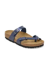 Sandalias Birkenstock modelo Mayari, color azul metalizado, con dos tiras finas ajustables con hebilla y plantilla anatómica de corcho y látex. Suela de goma EVA.