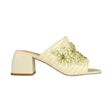Sandalia tipo zueco color crema, con taco cuadrado bajo y capellada bordada con flores y cuentas doradas.