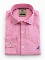 Camisa de lino color blanco, manga larga, con cuello corto clásico y bordado de un ave oscura en el pecho.