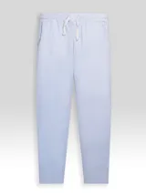 Pantalón celeste a rayas verticales blancas, de corte recto, con cintura elástica y cordón ajustable.