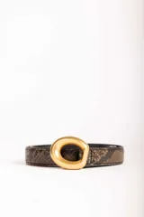 Cinturón de cuero con textura de piel de serpiente en tonos marrones, con hebilla metálica ovalada en acabado dorado mate.
