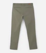 Pantalón de sarga para hombre, de corte recto y diseño básico. Cuenta con cintura fija con trabillas para cinturón, cierre frontal con cremallera y botón, y bolsillos laterales y traseros.