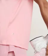 Remera deportiva de manga corta con cuello redondo, confeccionada en poliamida y elastano. Presenta un diseño liso con detalle de recorte en la espalda.