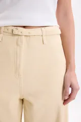 Pantalón casual de corte ancho, color amarillo claro, con cintura alta y detalle de lazo.