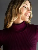 Polera gris oscuro de tejido acanalado, con cuello alto y mangas 3/4.