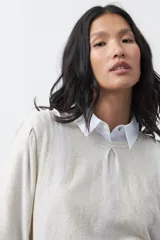 Sweater de tejido de punto con hilo metalizado, color marrón, con cuello redondo y mangas largas abullonadas con puños ajustados.