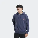 Canguro con capucha y cordones ajustables, color verde grisáceo. Presenta un bolsillo frontal tipo canguro y un parche bordado en el pecho con diseño de marca. Posee puños y ruedo acanalados.