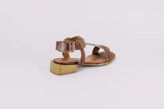 Sandalias plateadas de cuero con tiras finas y suela plana.