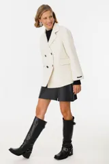 Tapado color crudo con cuello alto, solapas grandes y bolsillos laterales.