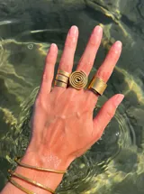 Anillo ancho de bronce con textura martillada.