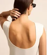 Blusa sin mangas color verde lima, de cuello redondo y corte ajustado.