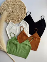 Crop top tejido color marrón con breteles finos y escote en V.