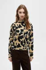 Polera de tejido jacquard con diseño abstracto, cuello alto y mangas largas, de corte ajustado al cuerpo.