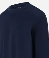 Pijama masculino de dos piezas confeccionado en tejido fleece texturizado. Incluye una remera de manga larga con cuello redondo y puños ajustados, y un pantalón tipo jogger con cintura elástica, cordón de ajuste y bolsillos laterales.
